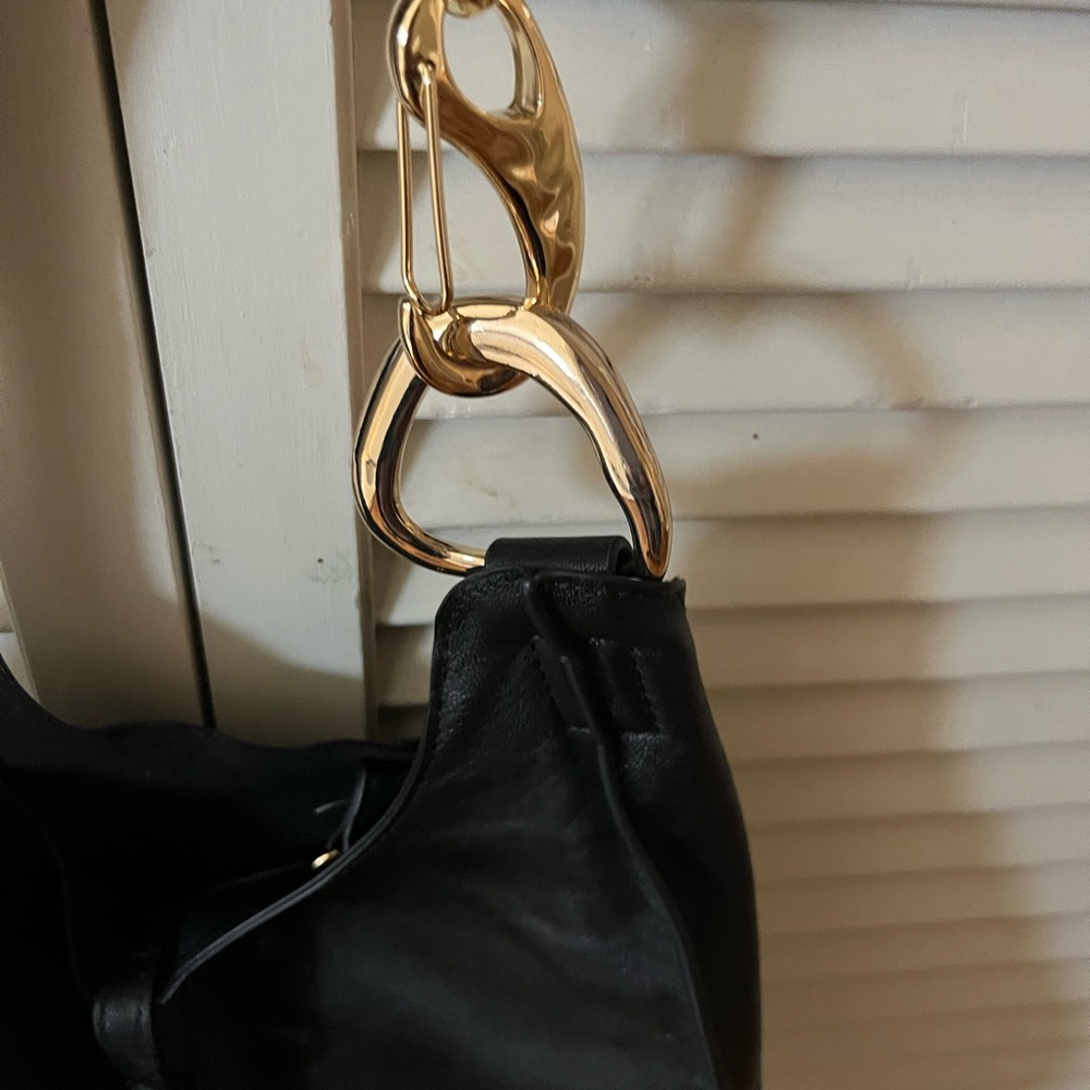 Dolce Vita Sleek Black Leather Shoulder Bag w Gold Accent, adjustable strap - Picture 9 of 9
